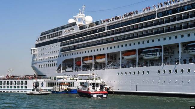В Венеции круизный лайнер столкнулся с туристическим прогулочным судном