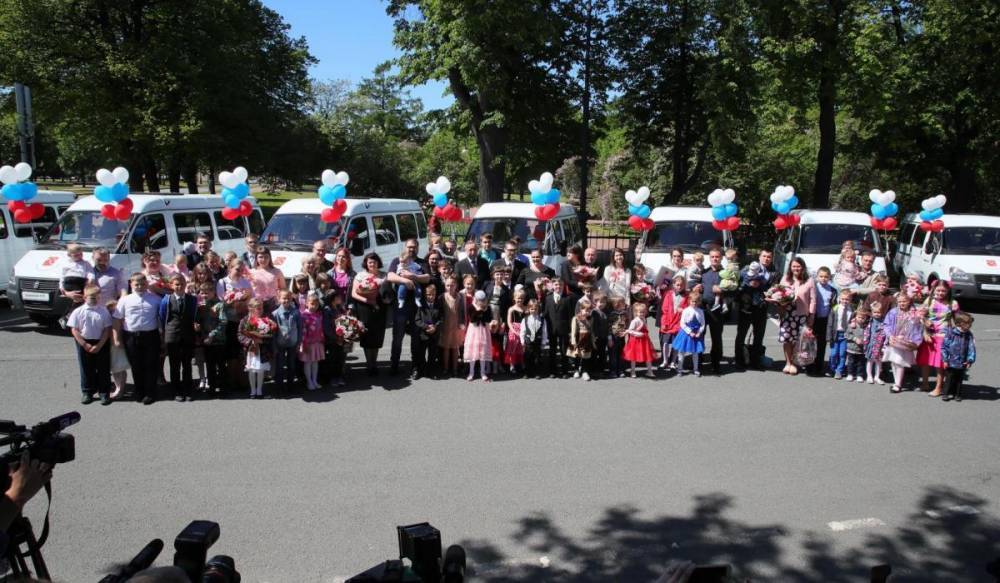 Врио губернатора вручил многодетным семьям ключи от микроавтобусов