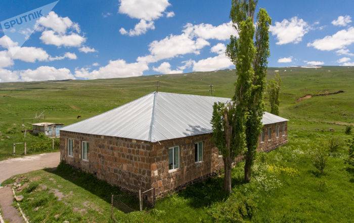 Село в Армении с надеждой на зиплайн: почему в "Черной крепости" не хотят "делать" детей