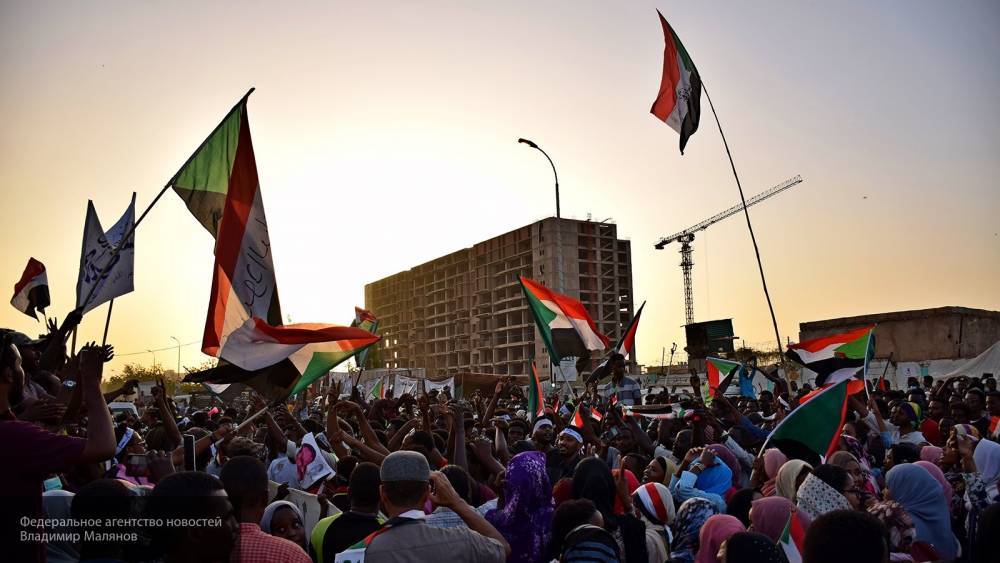 Силы быстрого реагирования разгоняют митингующих в Хартуме