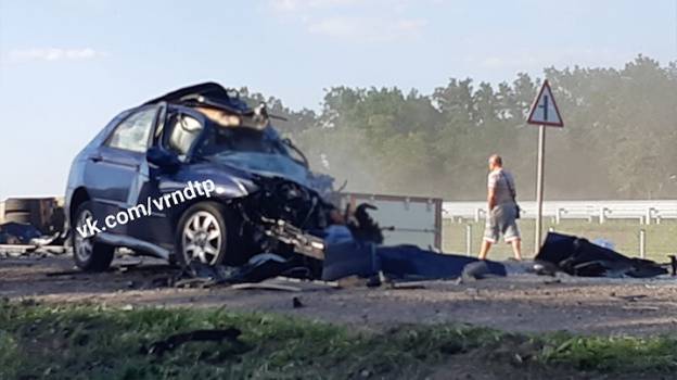 Очевидцы: водитель иномарки пошёл обгон и попал в смертельное ДТП на трассе под Воронежем