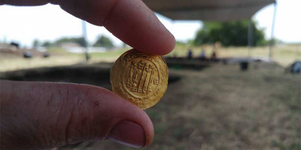 10-летняя девочка нашла древнюю золотую монету на раскопках в центре Израиля