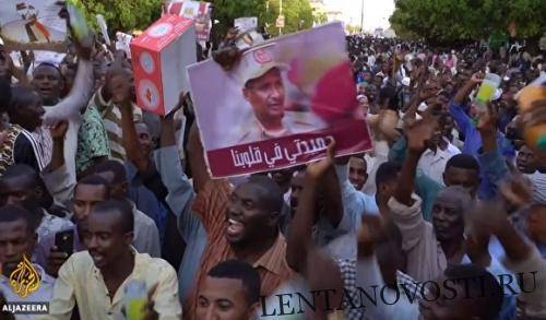 В столице Судана спецназ открыл по протестующим огонь из пулеметов