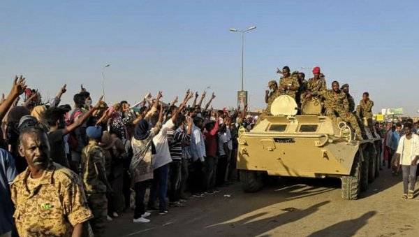 В столице Судана спецназ разгоняет палаточный лагерь участников протеста