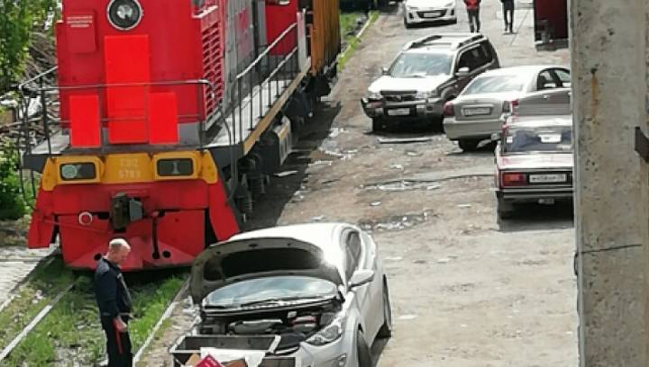 В Томске отцепившийся от состава вагон поезда снес четыре автомобиля