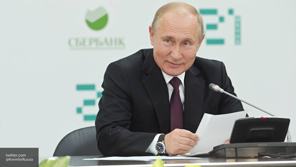Путин вручил гранты на проекты в области искусства и культуры
