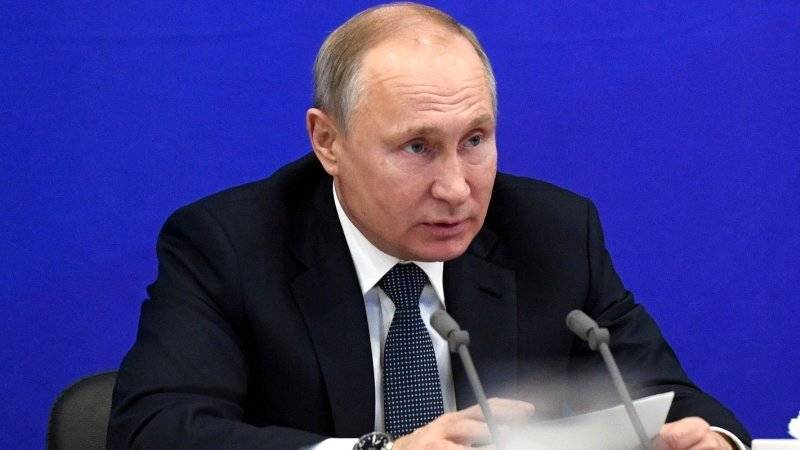 Путин подписал указ о присуждении ста грантов в области культуры и искусства