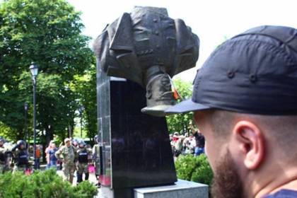 На Украине пообещали восстановить снесенный памятник Жукову