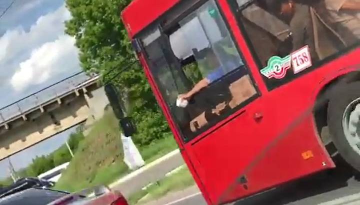 Водитель пассажирского автобуса гонялся за легковушкой и бросался банановой кожурой. Видео