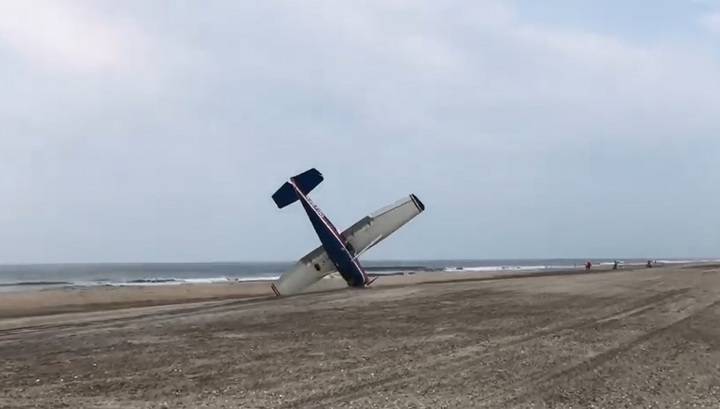 Вынужденная посадка самолета на пляж закончилась аварией. Видео