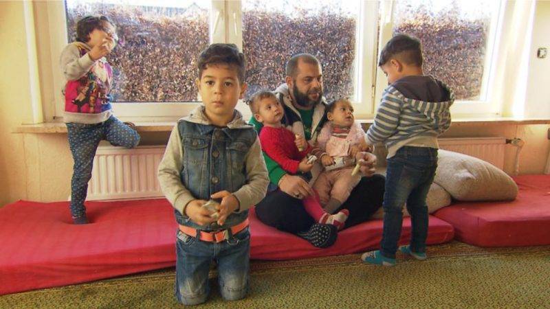 Спасибо, мама Меркель! Сириец на пособие привез в Германию 2 жены и 6 детей