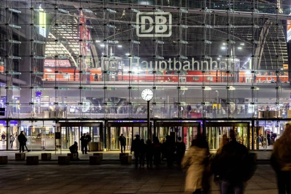На берлинском вокзале женщина устроила охоту с молотком и ножницами