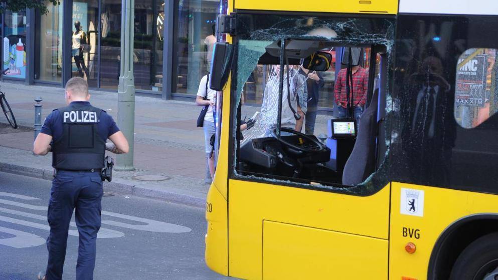 В Берлине мужчина пробил в автобусе стекло, залез внутрь и напал на водителя