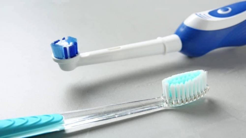 Какая зубная щетка лучше: электрическая или обычная?