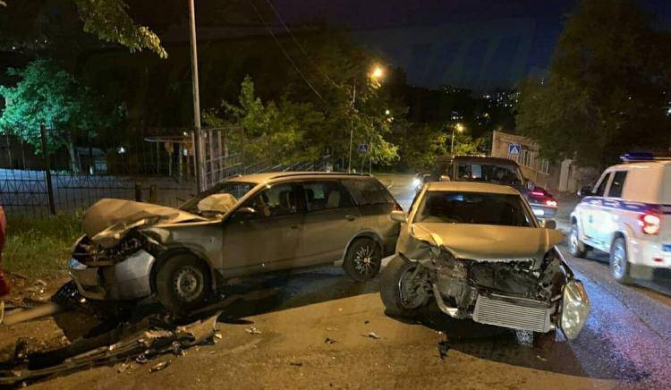 Пьяный водитель седана разбил чужое авто во Владивостоке