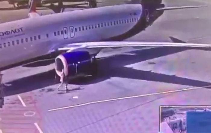 Уволили из Шереметьево: работник забросил сигнальный конус на крыло самолета – видео
