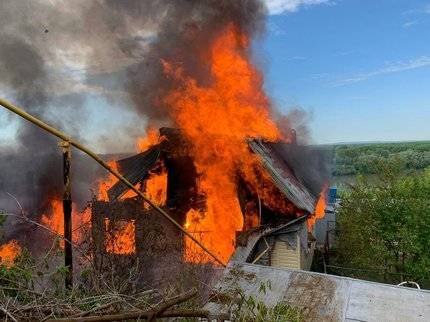 В Уфе открытым пламенем горели два жилых дома