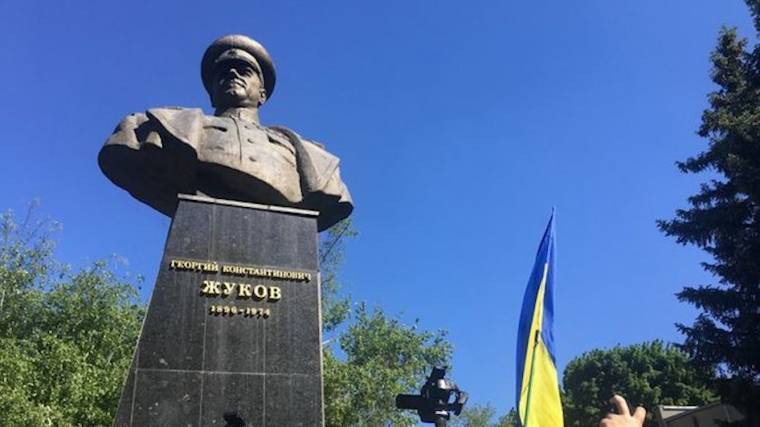 Мэр Харькова пообещал восстановить снесенный националистами бюст Георгию Жукову