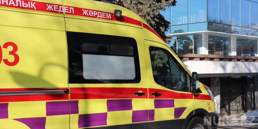 Еще один ребенок выпал из окна в Карагандинской области