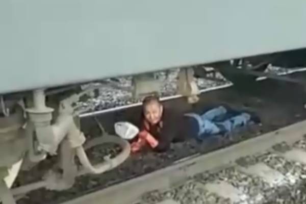 Психиатры забрали пассажира рязанского поезда из-под электрички