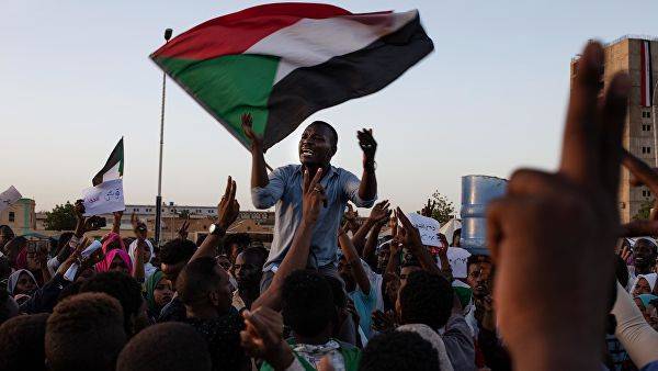 В Судане сообщили о двух погибших при разгоне военными лагеря оппозиции