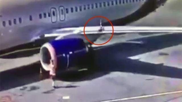 В Шереметьево уволили сотрудника, забросившего сигнальный конус на крыло самолета