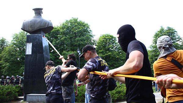 Зюганов призвал восстать против акта вандализма в Харькове