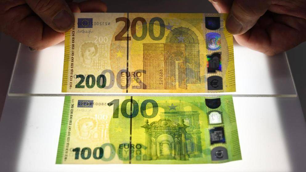В обращение появились новые банкноты €100 и €200