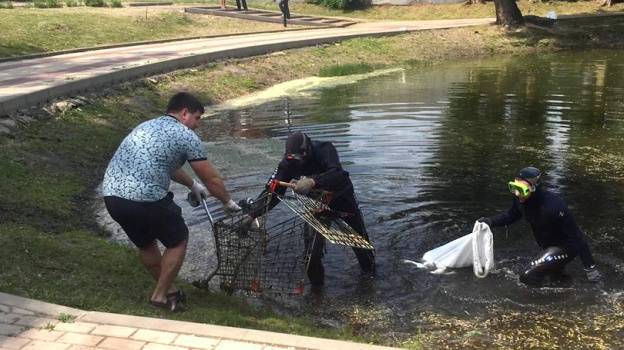 На дне озера в Воронеже нашли 4 магазинные тележки