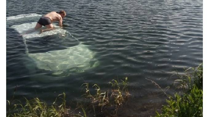 Девушка утопила в пруду Ломоносовского района каршеринг