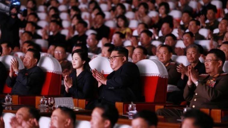 Якобы репрессированный чиновник из&nbsp;КНДР пришел на&nbsp;концерт с&nbsp;Ким Чен Ыном