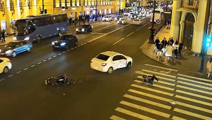 Момент аварии в центре Петербурга, где пострадал мотоциклист, попал на видео