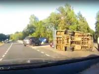 В Тверской области фургон перевернулся на бок и "лёг" на легковушку