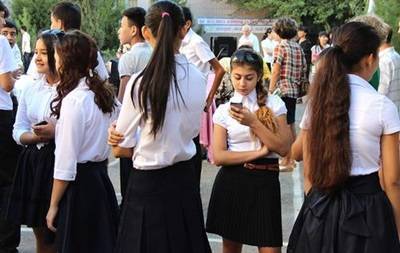 Узбекских школьниц обязали прикрыть коленки | Вести.UZ