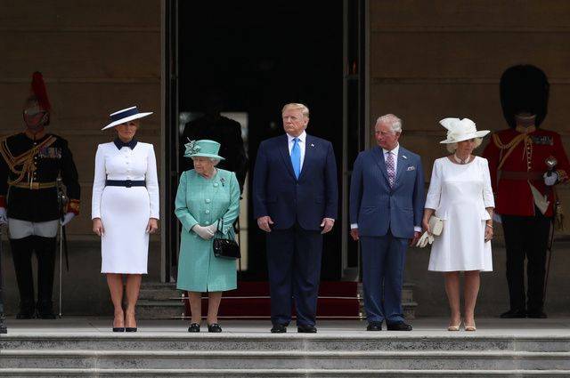 Елизавета II приняла Трампа и его супругу Меланью в Букингемском дворце