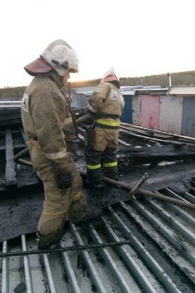 В Печоре пожар уничтожил крыши гаражного комплекса
