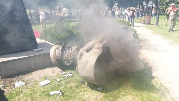 Снос памятника Жукову: радикалы провоцируют Зеленского