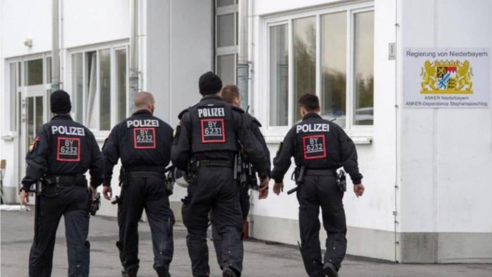В Баварии беженцы напали на полицейских и другие новости, которые вы могли пропустить