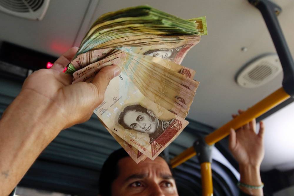Центробанк Венесуэлы задолжал $22 млн компании, которая печатает банкноты национальной валюты