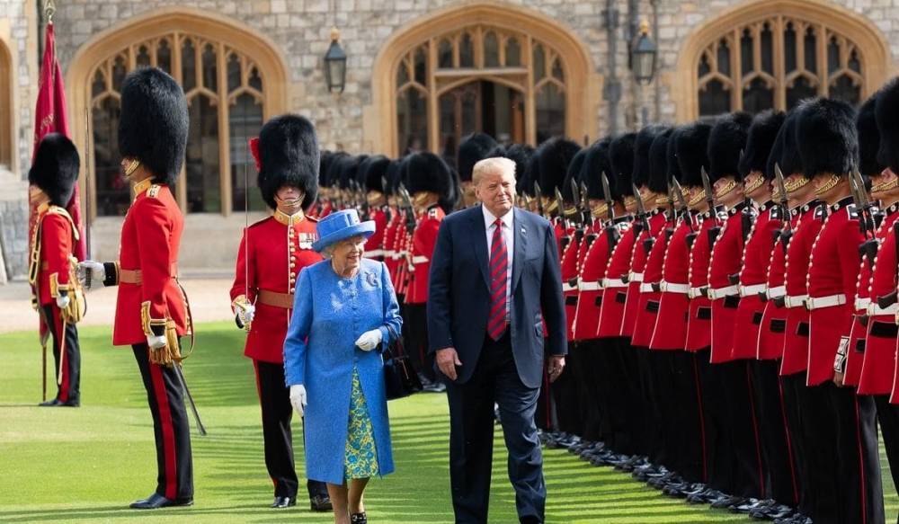 Трамп прилетел в Лондон и встретится с королевой. Но рады не все