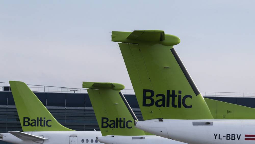 Вылетевший в Стокгольм самолет AirBaltic "для удобства пассажиров" приземлился в Риге