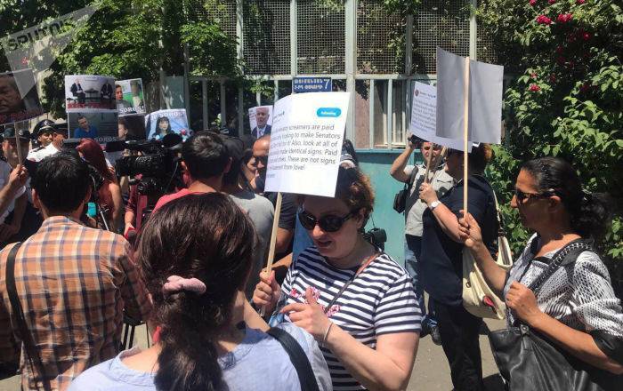 Перепалка с полицией: перед офисом фонда Сороса в Ереване прошла новая акция