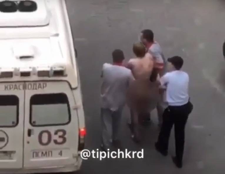 Голый мужчина ломился в двери жильцов многоэтажки в Краснодаре