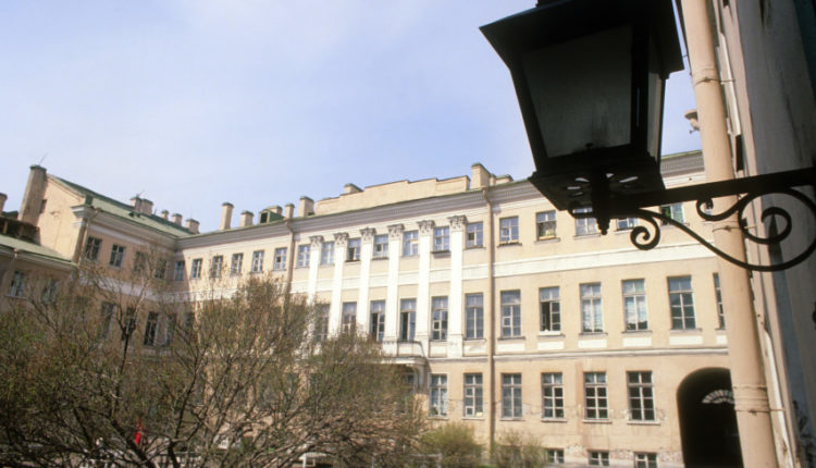 Фасады дома на Мойке, 12 отреставрировали к юбилею Пушкина