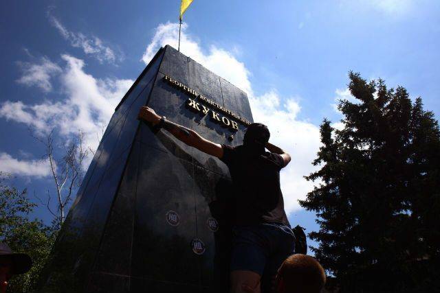 В Минобороны прокомментировали снос памятника Жукову в Харькове