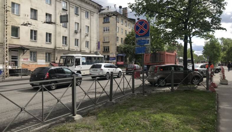 В Петрозаводске на нескольких улицах запретили остановку машин