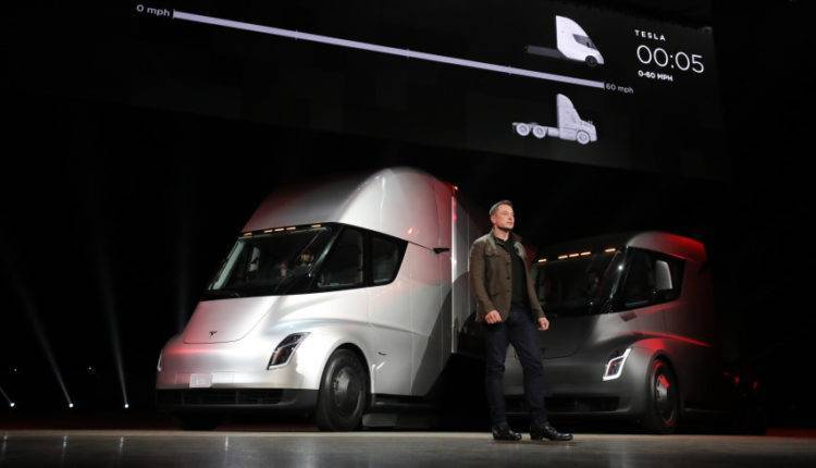 Илон Маск назвал примерную стоимость нового грузовика Tesla