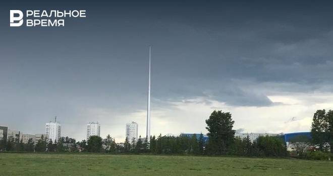 В Казани в парке Победы установили 50-метровый флагшток, на котором будет большой флаг России