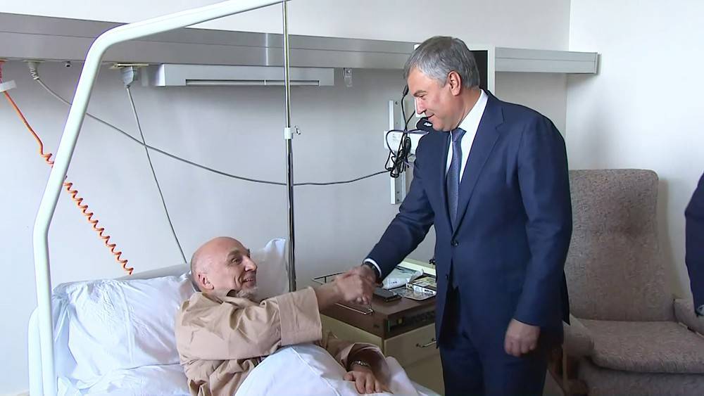 Володин навестил в больнице раненного в Косове россиянина