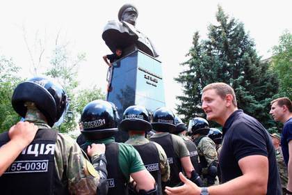 В команде Зеленского отреагировали на снос памятника Жукову
